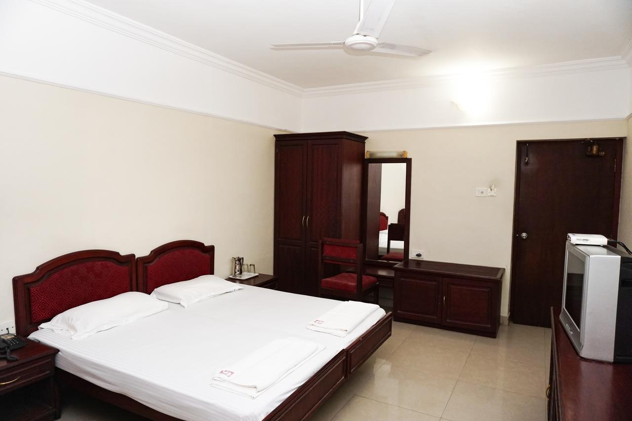 Keerthi Hotel Thiruvananthapuram Buitenkant foto